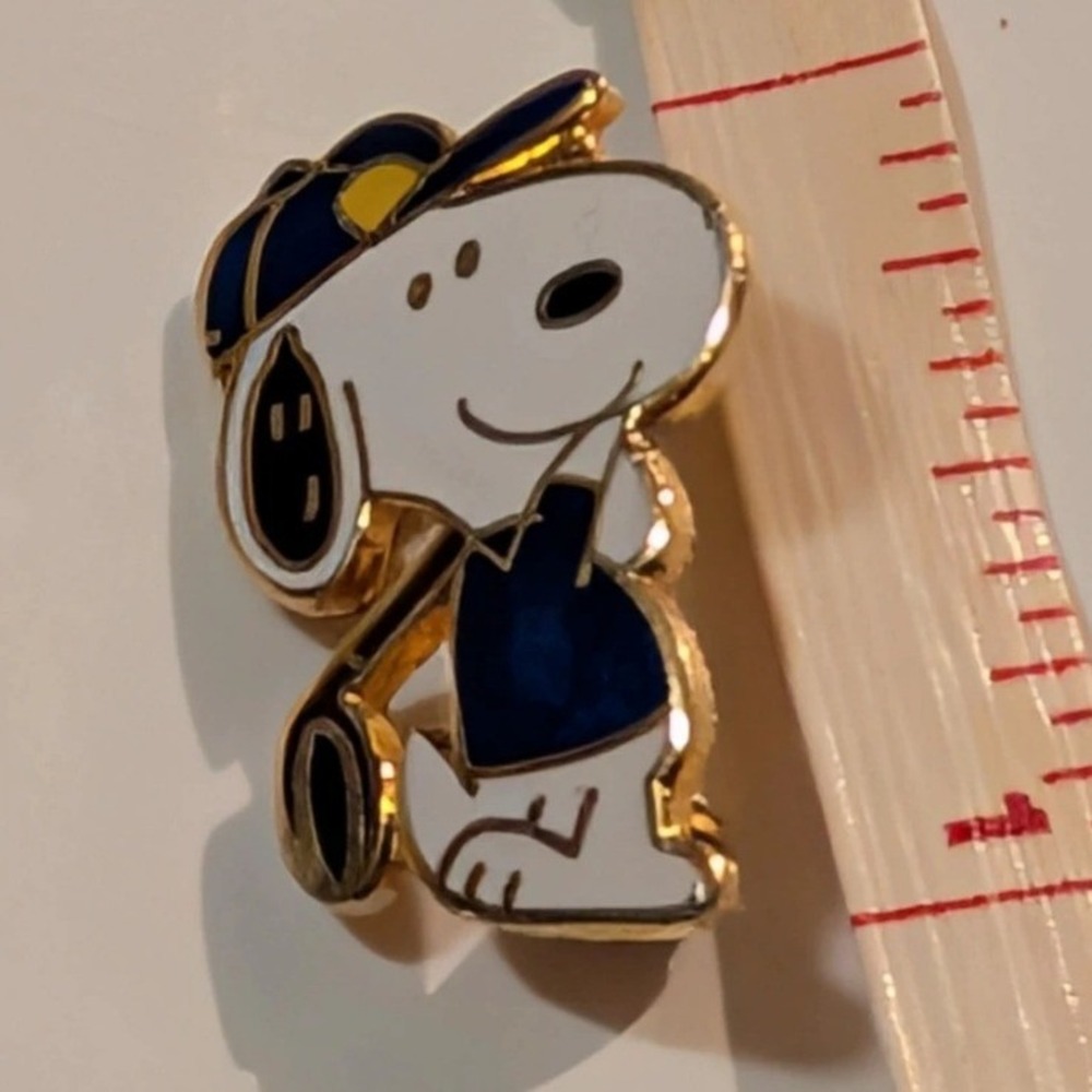 Vintage Snoopy Golfer Pin Aviva United Features Peanuts Enamel Brooch Gold Tone